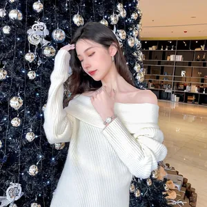 Montre strass queue de sirène avec une robe élégante en maille blanche à épaules dénudées