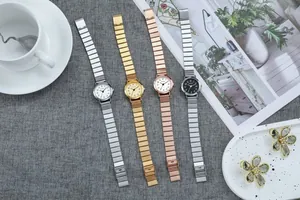 Mise à plat de petites montres à quartz rondes avec bracelets extensibles en métal