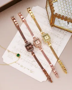 Trois montres vintage élégantes avec boîtier carré serti et bracelet en métal serpent