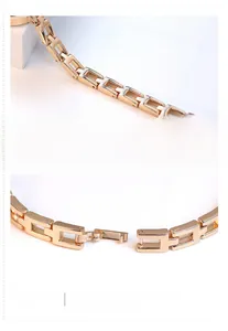 Vue macro détaillée du bracelet de montre en alliage or rose avec fermoir bijou et maillons