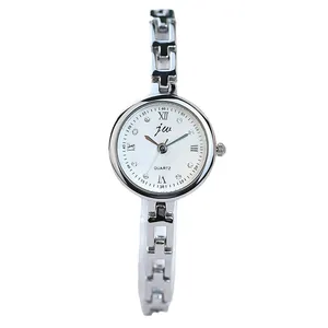 Montre femme élégante en acier argenté avec cadran blanc et bracelet maillé