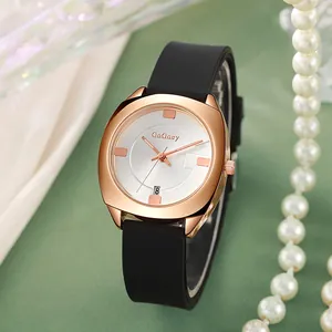 Elegant quartzhorloge met roségouden tonneau-kast en zwarte siliconen band op zijden decor