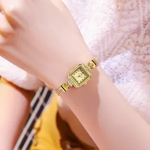 Montre dorée élégante pour femme avec cadran carré et bracelet en maille tressée