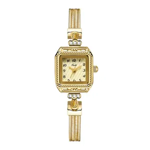 Montre dorée élégante pour femme avec cadran carré et bracelet vintage en maille