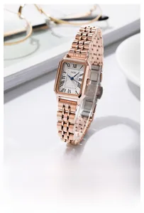 Detail van roségouden vierkant horloge met Romeinse cijfers op witte wijzerplaat