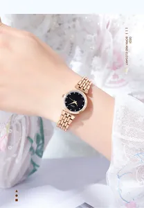 Detailopname van elegant roségouden dameshorloge met zwarte diamanten wijzerplaat