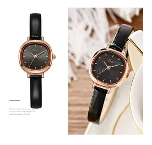 Detailopname van een vintage roségouden quartz horloge met zwarte leren band en vierkante wijzerplaat