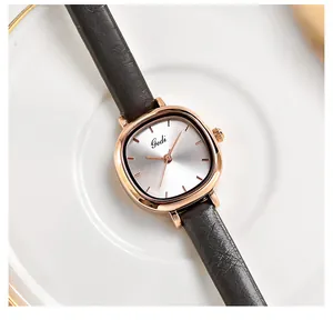 Detail van elegant vierkant roségouden horloge met een bruine lederen horlogeband
