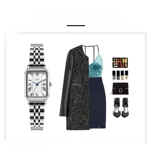 Zilveren vierkant roestvrijstalen horloge getoond met elegante outfit en accessoires