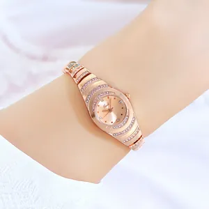 Reloj de pulsera en oro rosa para mujer con cristales brillantes y esfera redonda elegante