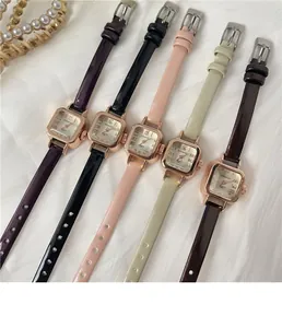 Gruppo di orologi al quarzo da donna con quadrante quadrato e cinturini in pelle colorata