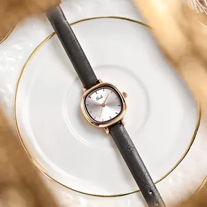 Elegant vierkant dameshorloge in roségoud met zilveren wijzerplaat en grijze leren band