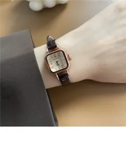 Elegante orologio al quarzo quadrato in oro rosa con cinturino in pelle marrone al polso