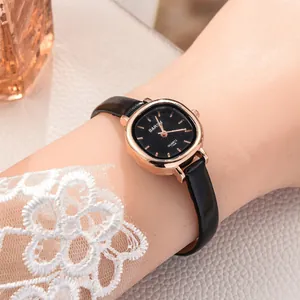 Primer plano de un reloj vintage para mujer con caja de oro rosa y correa de cuero negro