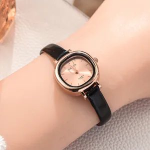 Vista de reloj vintage cuadrado en oro rosa con correa de cuero negro en la muñeca