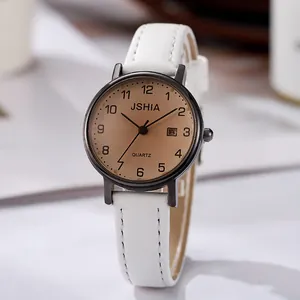 Vue détaillée du bracelet en cuir blanc et du cadran champagne avec guichet de date