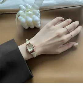 Dettaglio di un orologio al quarzo vintage quadrato in oro rosa con cinturino in pelle