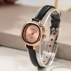 Detalle del reloj BARSH con esfera cuadrada de oro rosa y correa de cuero negro de mujer