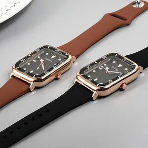 Detailweergave van vierkante roségouden horloges met bruine en zwarte siliconen bandjes