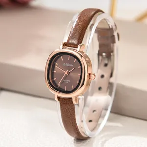 Detalle de la caja cuadrada en oro rosa y la correa de cuero marrón del reloj de mujer
