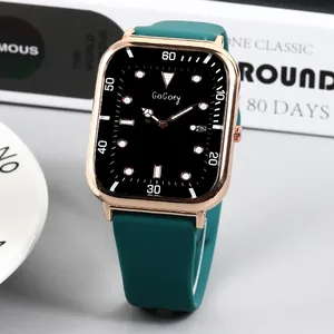 Detail van roségouden vierkant horloge met groene siliconen band en zwarte wijzerplaat