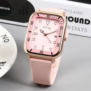 Detail van vierkant quartzhorloge met roségouden kast en roze siliconen horlogeband