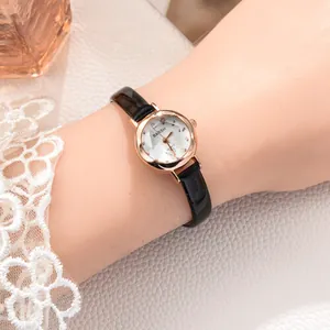 Μινιμαλιστικό γυναικείο ρολόι quartz με λεπτό μαύρο δερμάτινο λουράκι και ροζ χρυσό καντράν