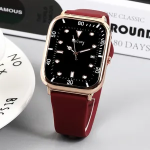 Detail van vierkant roségoud quartz horloge met rode siliconen band en zwarte wijzerplaat