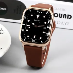 Vierkant roségouden horloge met bruine siliconen band en zwarte wijzerplaat op witte achtergrond