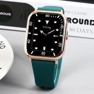Vierkant roségoud quartz horloge met pauwgroene siliconen band en datumweergave op zwarte wijzerplaat