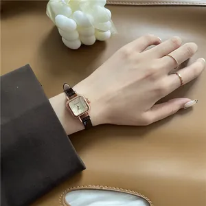 Orologio al quarzo quadrato vintage da donna con cassa in oro rosa e cinturino pelle