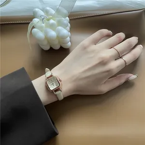 Orologio al quarzo quadrato minimalista da donna con cassa in oro rosa e cinturino in pelle