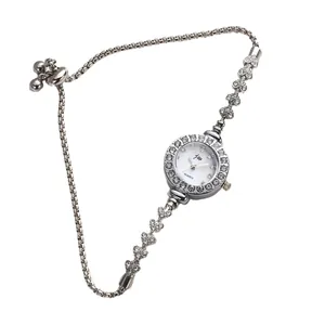 Montre quartz argentée élégante pour femme avec chaîne cœur strass et bracelet réglable
