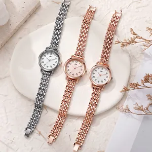 Montre quartz pour femme avec bracelet en acier et cadran rond sur décor en pierre