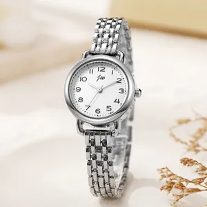 Montre élégante pour femme en acier argenté avec cadran rond blanc et chiffres noirs
