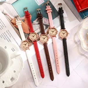 Cinque orologi rotondi vintage con cinturini sottili in ecopelle con trama a lucertola