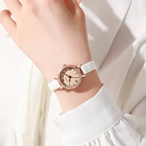 Dettaglio della cassa orologio in oro rosa con quadrante romano e cinturino bianco