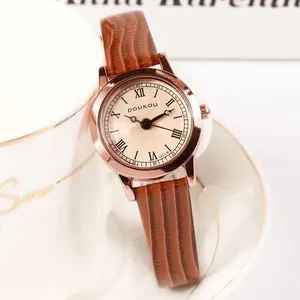 Montre à Quartz Rétro Vintage pour Femme Avec Bracelet en Cuir PU Cadran Chiffres Romains Montre-Bracelet Analogique Élégante
