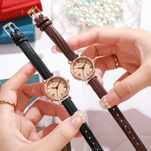 Primo piano di orologi al quarzo vintage con cinturini in coccodrillo e numeri romani