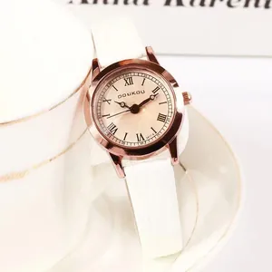 Montre élégante pour femme avec boîtier en or rose et bracelet en cuir blanc chic