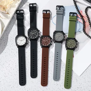 Moderne kwartshorloges met siliconen bandjes op een elegante marmeren ondergrond