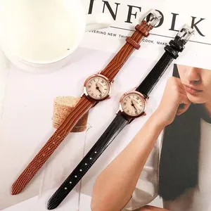 Détails de montres vintage pour femmes avec bracelets en cuir embossé et cadran romain