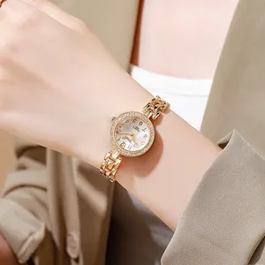 Montre quartz dorée pour femme avec lunette sertie de diamants et bracelet à maillons en métal