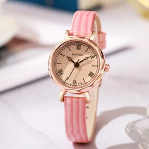 Dettaglio dell'orologio oro rosa con cinturino in pelle rosa effetto coccodrillo