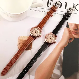 Gros plan de montres à quartz rétro avec cadrans à chiffres romains et bracelets en cuir