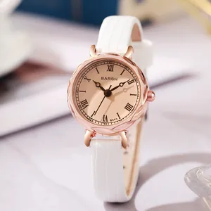 Dettaglio della cassa in oro rosa con lunetta a diamante e cinturino in pelle