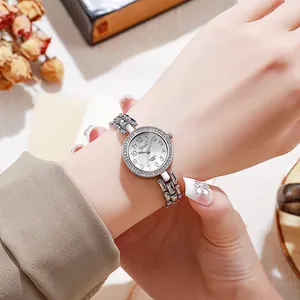 Montre ronde élégante pour femme en argent avec lunette en strass et bracelet gourmette