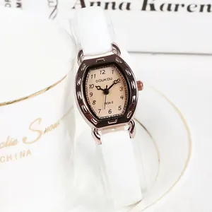 Vintage dames horloge met een bronzen kast en een witte lederen horlogeband