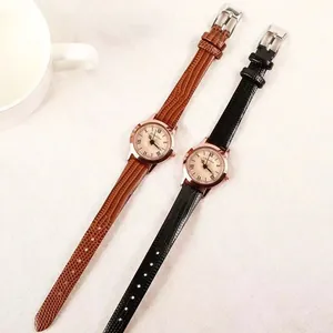 Détail de montres quartz vintage pour femmes avec bracelets en cuir à texture crocodile