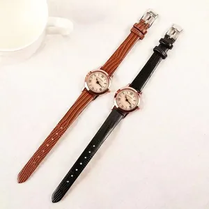 Gros plan de montres femme élégantes avec boîtiers rose doré et cadrans romains